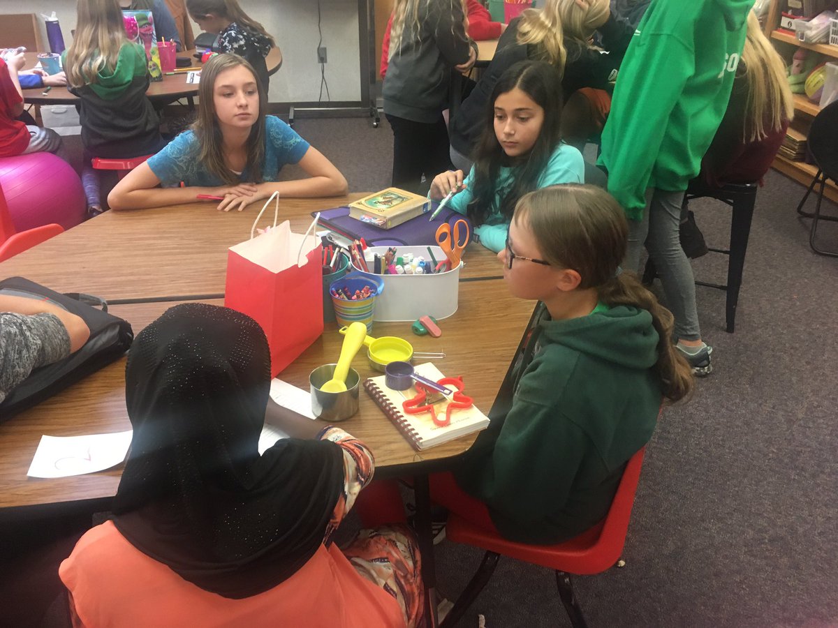 MsBina's tweet photo. The mystery main idea bag. #paragraphing https://t.co/xRJKtZAI4y