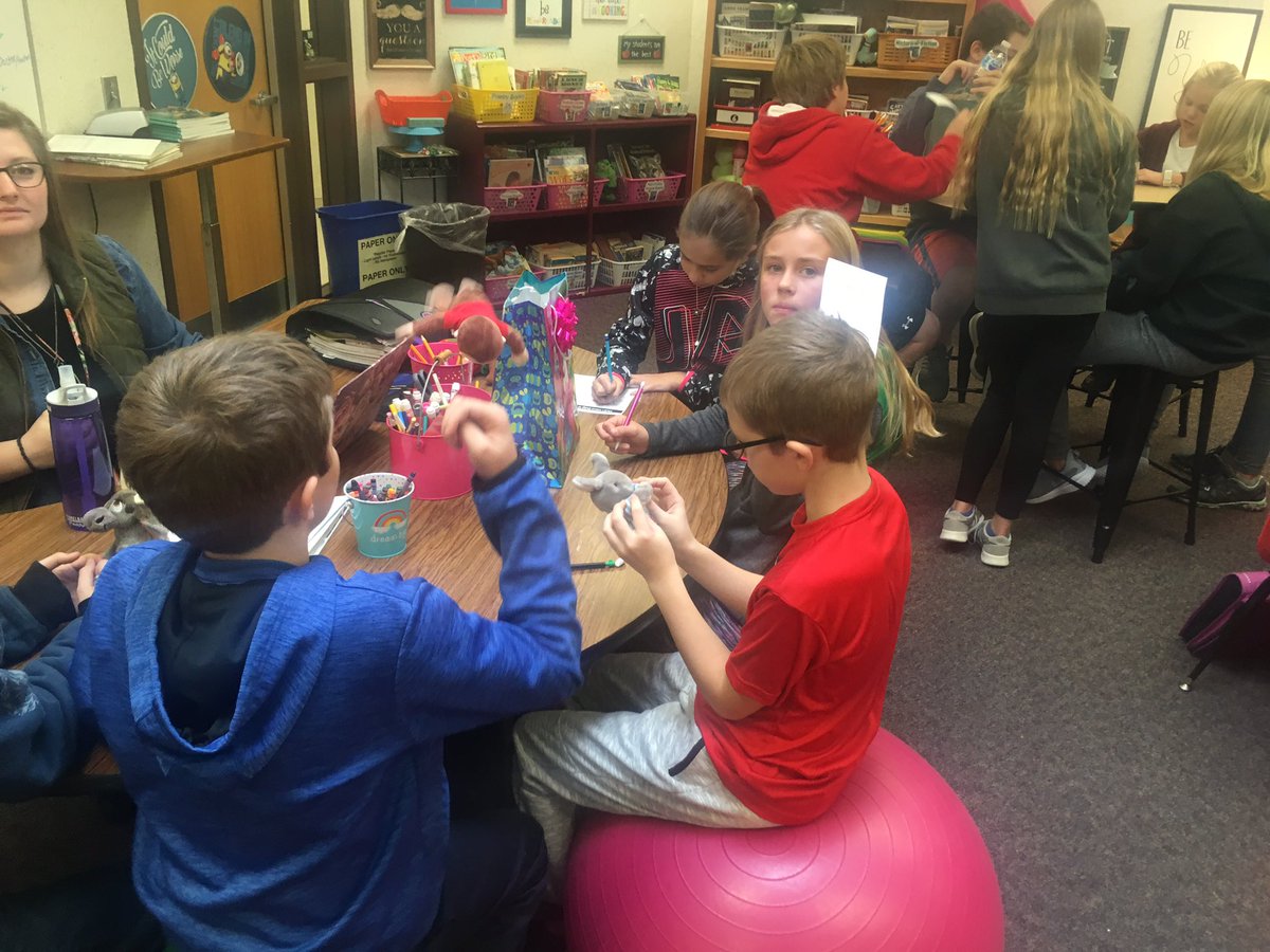 MsBina's tweet photo. The mystery main idea bag. #paragraphing https://t.co/xRJKtZAI4y