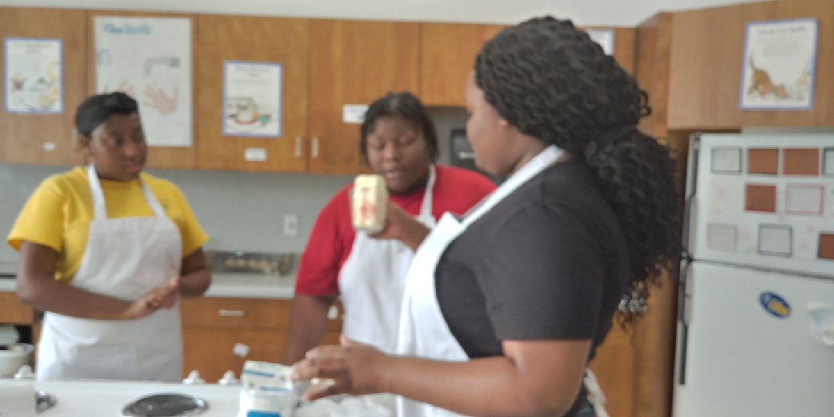 LagettaC's tweet photo. Mrs. Carter"s class working together to get the job done. Believe it, Team Work makes the dream work, We do it better Together! https://t.co/RGoZVoB0mL