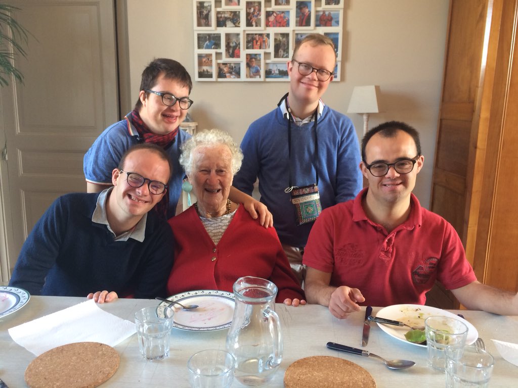 Tous les mardis, les colocs invitent des amis à partager un repas qu’ils ont préparé le matin. Aujourd’hui, ils ont invité Simone, une amie et voisine. Un bon moment de joie et de partage ! #Diademe #Dinard #handicap #solidarité #joie #amitié