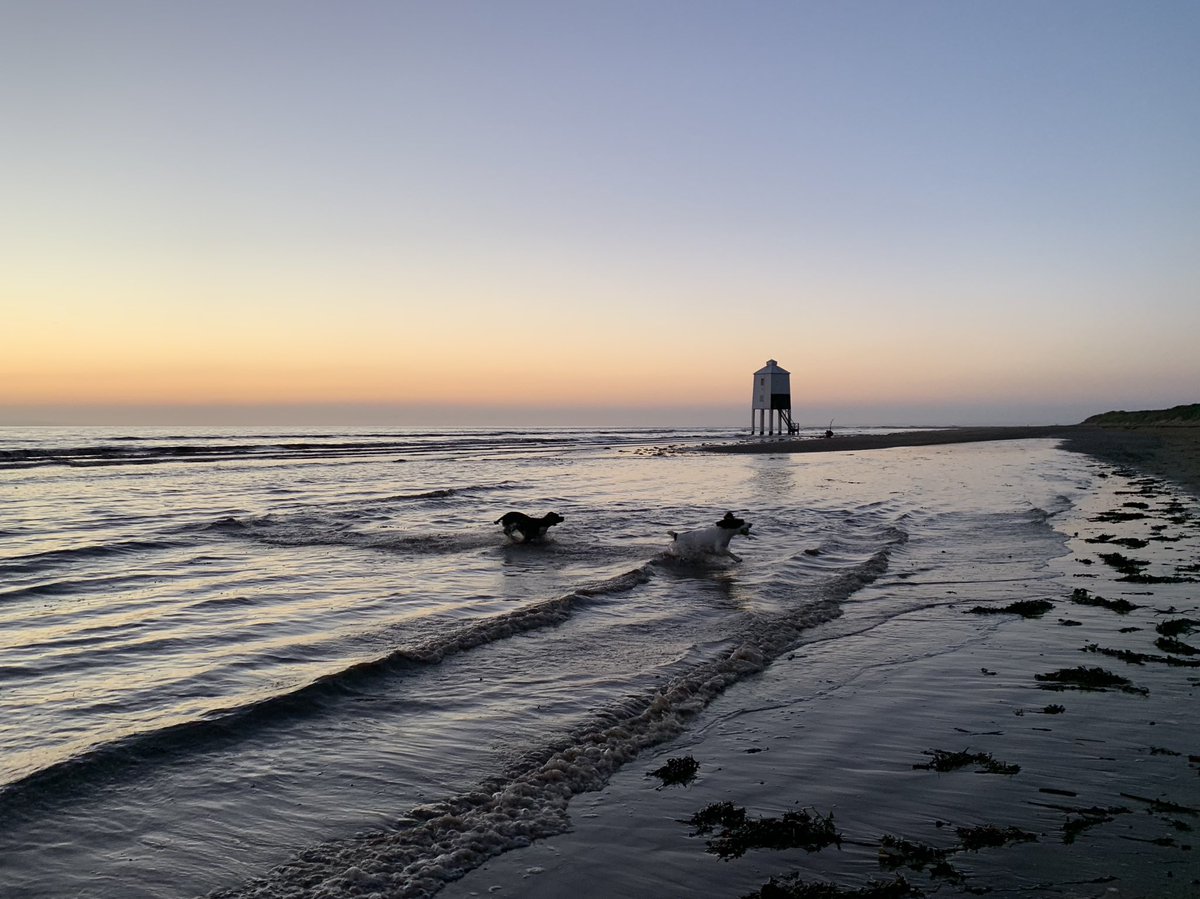 burnham_on_sea's tweet photo. A superb autumn glow in the sky here in Burnham this evening https://t.co/yMR375LSG7