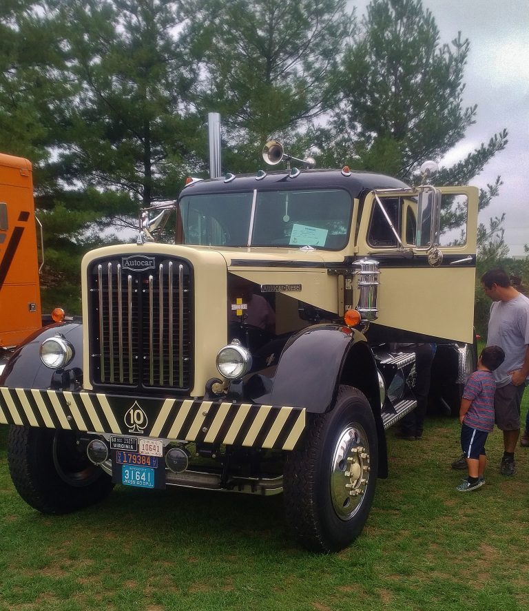 Flotillera's tweet photo. #Conoce el #DC102 de 1959 de la constructora @AutocarTruck. Es impulsado por un motor 250 Cummins con una transmisión 4x4 Fuller. @CumminsdeMexico https://t.co/Kno8OUmUDW