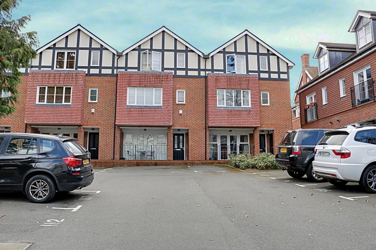 This Three bedroom family home is situated close to the best schools in Guildford in the quiet Boxgrove Gardens area, with only local traffic. The area has a children's play park within a beautiful public park. flinklp.haart.co.uk/ForSaleV5/?pro…