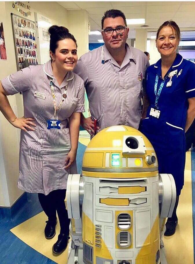R2-CT was invited onto Colchester Hospitals Childrens ward this week. 
Not sure who was happier to see him... the kids or the staff 😄

Picture courtesy of <a href="/lifewithlauren/">LLWL</a>._ 
#ukr2d2buildersclub #ukr2builders 
#ukr2buildersclub #starwars #astromech #r2d2 #twitter