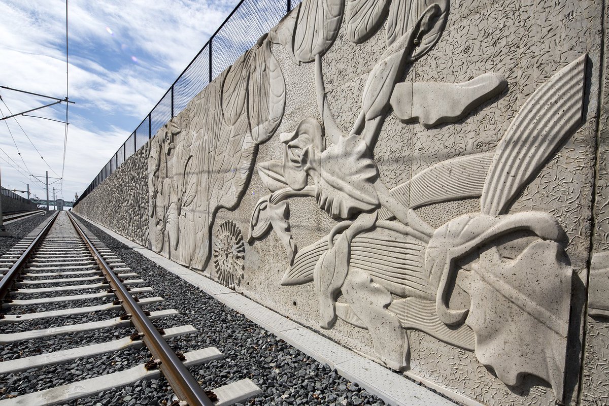 CATSRideTransit's tweet photo. Artist Carolyn Braaksma's work along the wall going into the cut and cover on the LYNX Blue Line is just a gorgeous example of #ArtInTransit. #FallForTransit https://t.co/1xuNEA7LWe