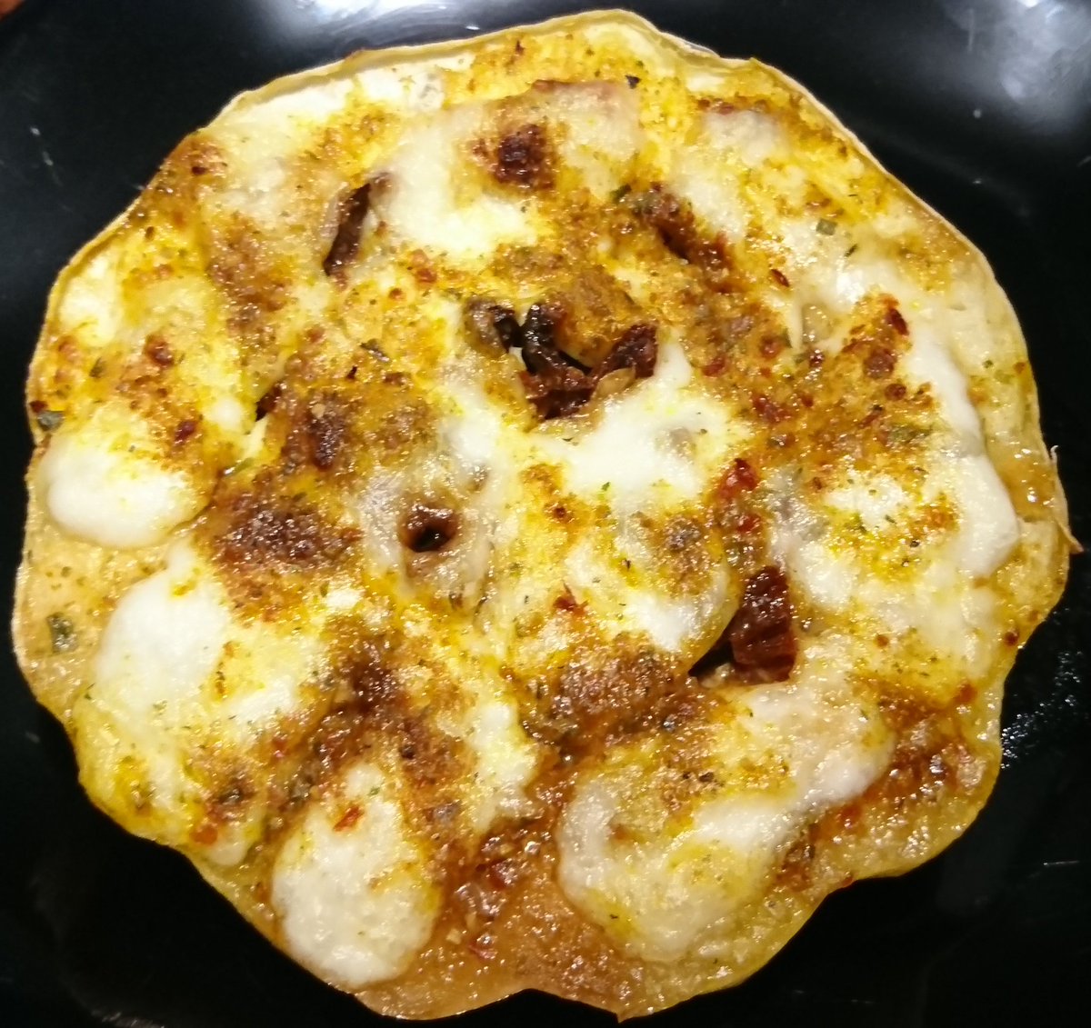 Mandous31's tweet photo. #SALUTSALUT je ne savais pas que c'était la #SemaineDuGout. Pourtant niveau cuisine je me lâche un peu. Pour ce #healthyrecipe ça sera automnal.
Le patisson est au #rendezvous avec des lamelles de tomates séchés mozzarella huile de sésames parsemé de bouillon desidraté végétale https://t.co/kUbLR6kZBD