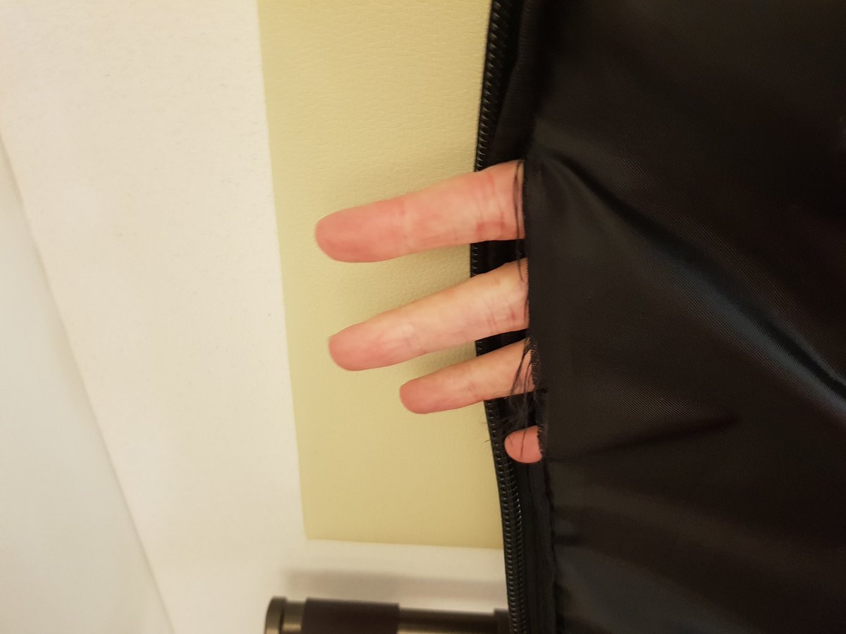 webirina's tweet photo. @MySamsonite I wanted to flag poor craftsmanship in my relatively new and unused Samsonite bag, purchased in January. Otherwise I really like it. https://t.co/fE7srypM5T