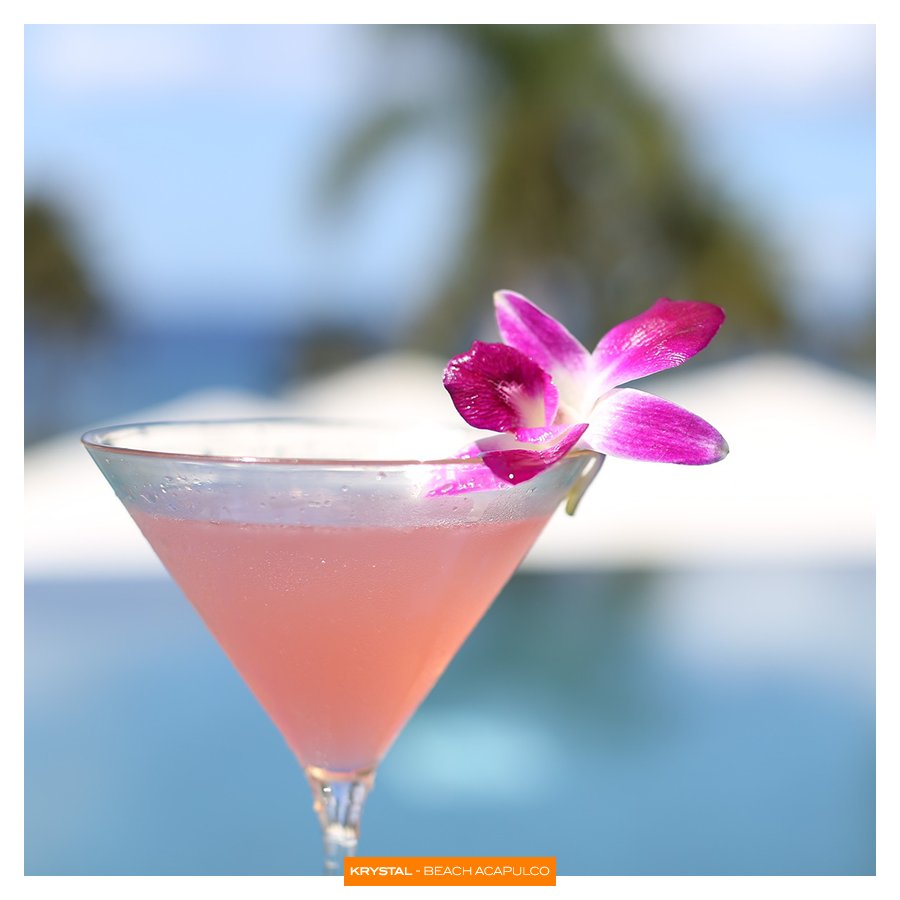 ¡Un cóctel en frente a la piscina! Así es tu martes en #KrystalBeachAcapulco. Retweet si lo piensas.