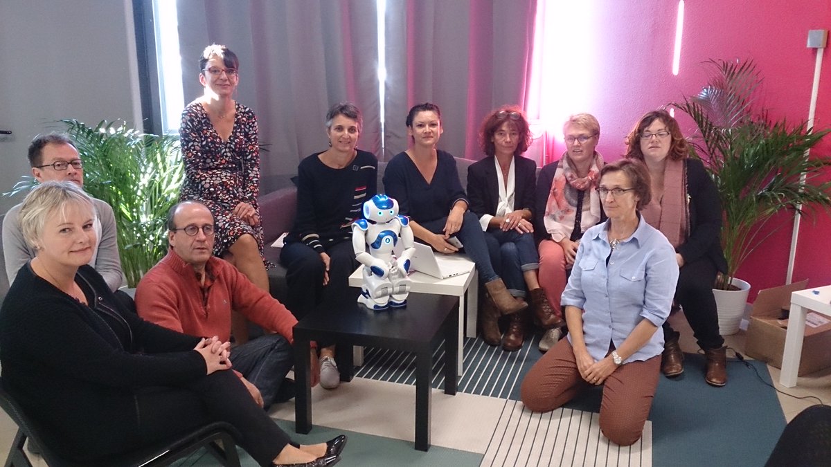 BeaLG29's tweet photo. Formation à l'acculturation numérique, objets connectés, robots sociaux, pour les CFC des Greta bretons. Nao et Cozmo étaient de la partie ! Merci à la cooperative numérique pour l'accueil. #cooperativenumeriquebrest #nao #acculturationnumerique #objetsconnectes #blgconsulting https://t.co/dyEj8TzmZn