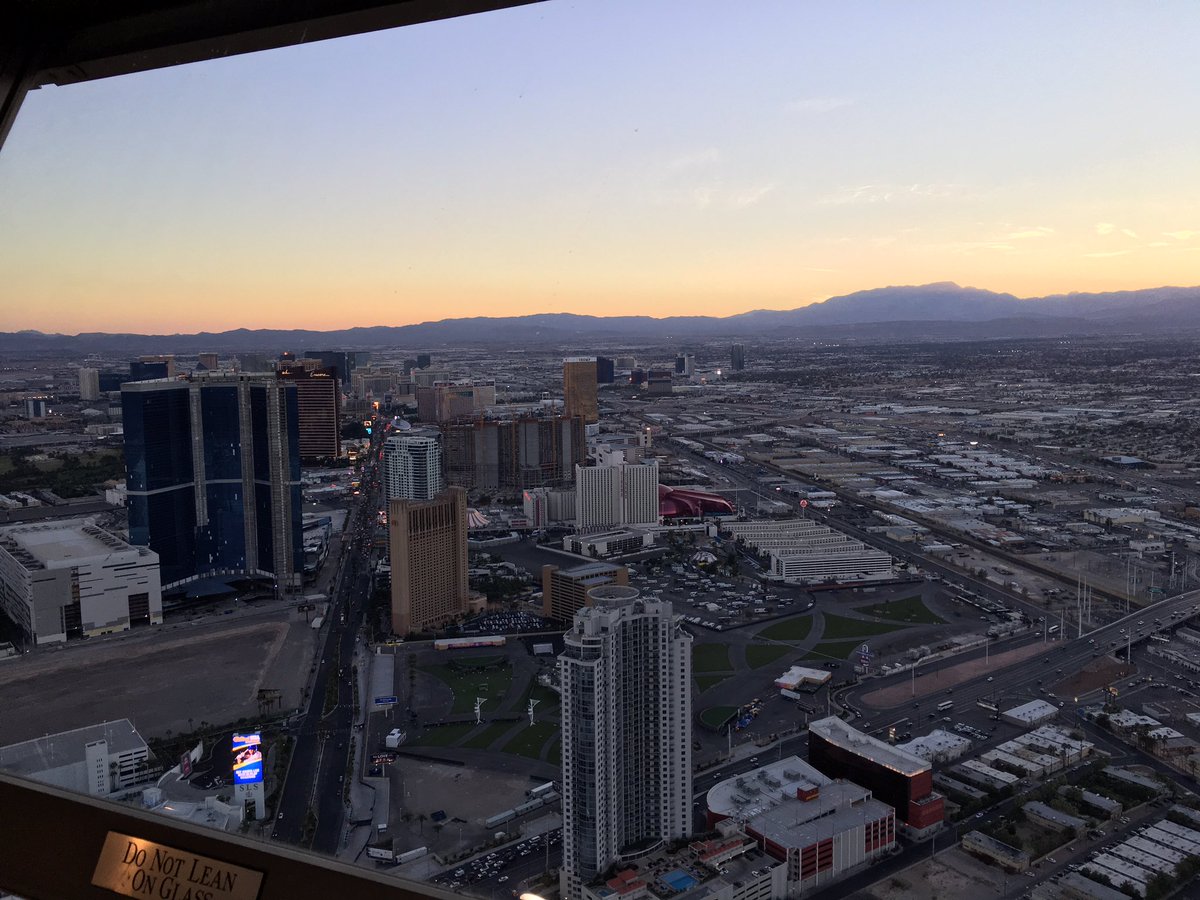 RMurphy247's tweet photo. Watching the sun go down over #lasvegas from the #stratosphere with a #budlight and the #wife. https://t.co/6iYLES1eEN