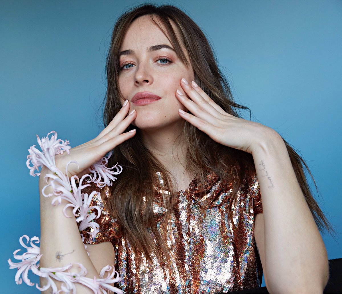 fsupdatess's tweet photo. NEW/OLD outtake of Dakota for Elle 🌷🌷🌷 https://t.co/egNP78onTw