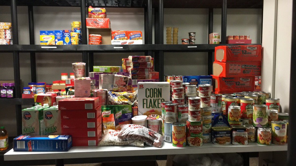 LEAGUE_ATTKC's tweet photo. We love how our members #GiveBack. Donated over 275 lbs of food to the #KangarooKitchen for #UMKC students @HerronClint @LisaCanaday1 @linscott_robin and so many more. Awesome job team!! https://t.co/tYUZZ6ILuK