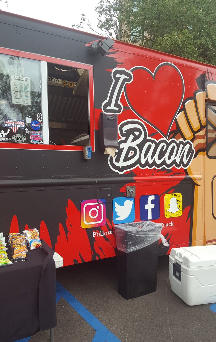 Colliers_AL's tweet photo. Our tenants are important to us! @cvspharmacy is giving #flushots at the #880Building today. And we're piling on the amenities with #lunch from the @ILoveBaconTruck. @CVSHealth #foodtrucks #tenantamenities #weloveourtenants https://t.co/jXHOpHK58v