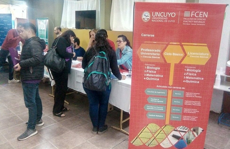 UNCUYO's tweet photo. #ExpoEducativa 
Referentes de la Universidad dieron  información de valor hoy a los chicos y chicas de #ValleDeUco. 

@BienestarUNCuyo @FcpysUNCuyo @derechouncuyo #DesarrolloTerritorial_UNCuyo @SDIyT_UNCuyo #ITU, #ExactasyNaturales #Educación_UNCuyo.
Organiza @MzaDGE https://t.co/FICAWAZi0a