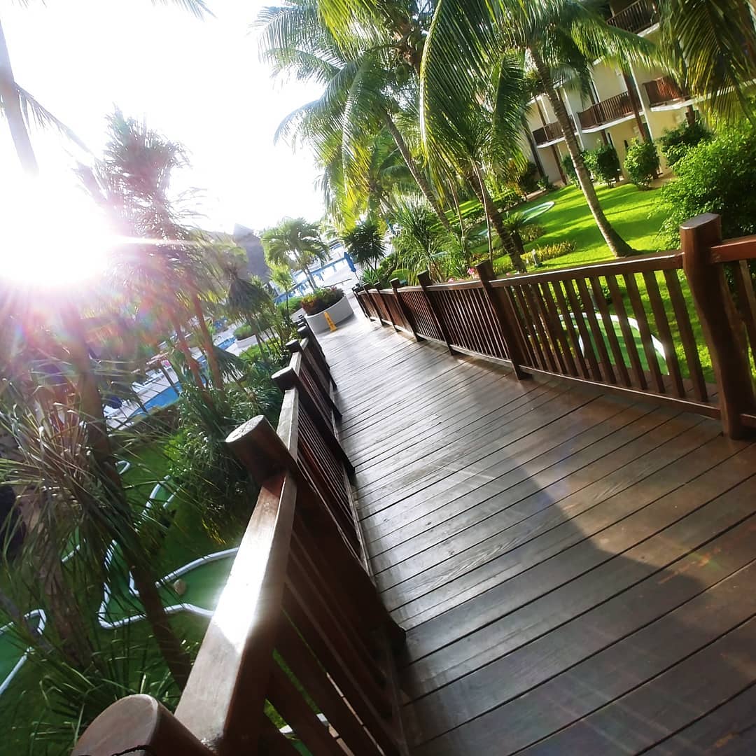 Follow this path for a getaway consisting of endless sunshine and beachside magic. | photo: norca1986