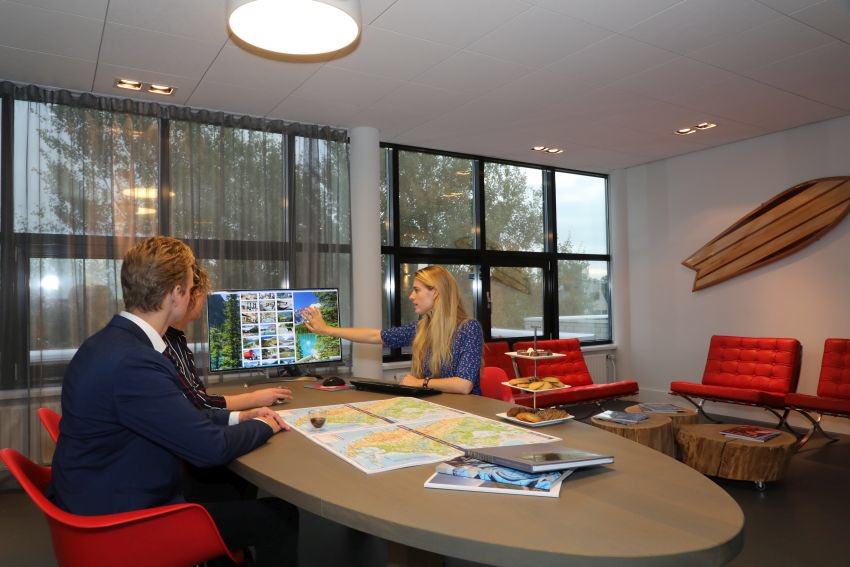 DoetsReizen's tweet photo. Hoogstaande service en persoonlijke aandacht bij het bespreken en organiseren van een luxe droomvakantie? In onze nieuwe Doets VIP room maken wij het mogelijk. ๐ฅ๐พ Meer details: https://t.co/5Dy2dPUhnA
#vip #service #luxury #vakantie #jandoets #reizen ๐บ๐ธ๐จ๐ฆ๐ฎ๐ธ https://t.co/4yQK70Nt6w