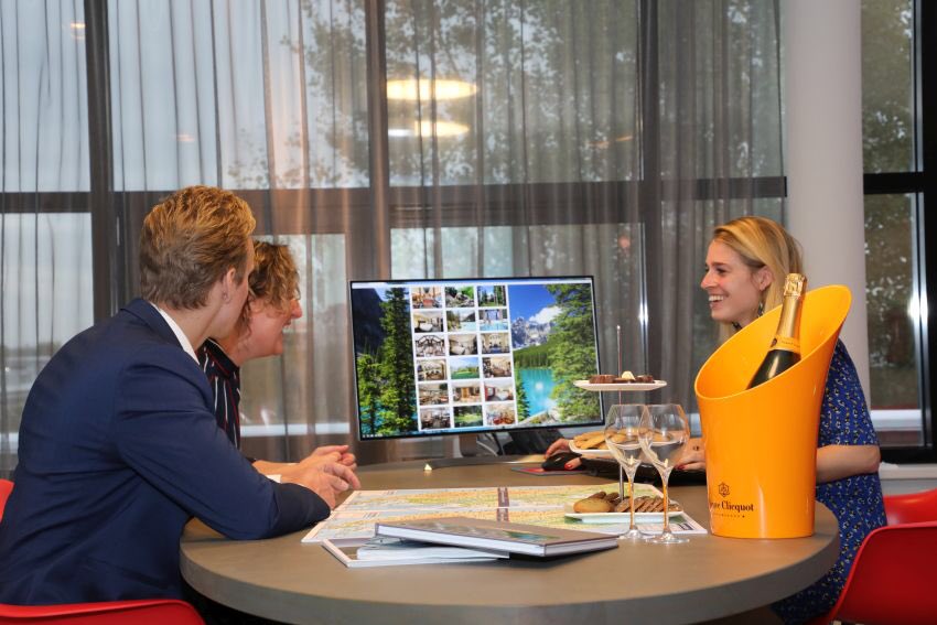 DoetsReizen's tweet photo. Hoogstaande service en persoonlijke aandacht bij het bespreken en organiseren van een luxe droomvakantie? In onze nieuwe Doets VIP room maken wij het mogelijk. ๐ฅ๐พ Meer details: https://t.co/5Dy2dPUhnA
#vip #service #luxury #vakantie #jandoets #reizen ๐บ๐ธ๐จ๐ฆ๐ฎ๐ธ https://t.co/4yQK70Nt6w