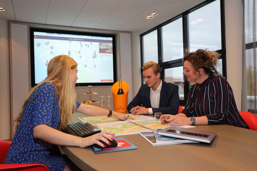 DoetsReizen's tweet photo. Hoogstaande service en persoonlijke aandacht bij het bespreken en organiseren van een luxe droomvakantie? In onze nieuwe Doets VIP room maken wij het mogelijk. ๐ฅ๐พ Meer details: https://t.co/5Dy2dPUhnA
#vip #service #luxury #vakantie #jandoets #reizen ๐บ๐ธ๐จ๐ฆ๐ฎ๐ธ https://t.co/4yQK70Nt6w