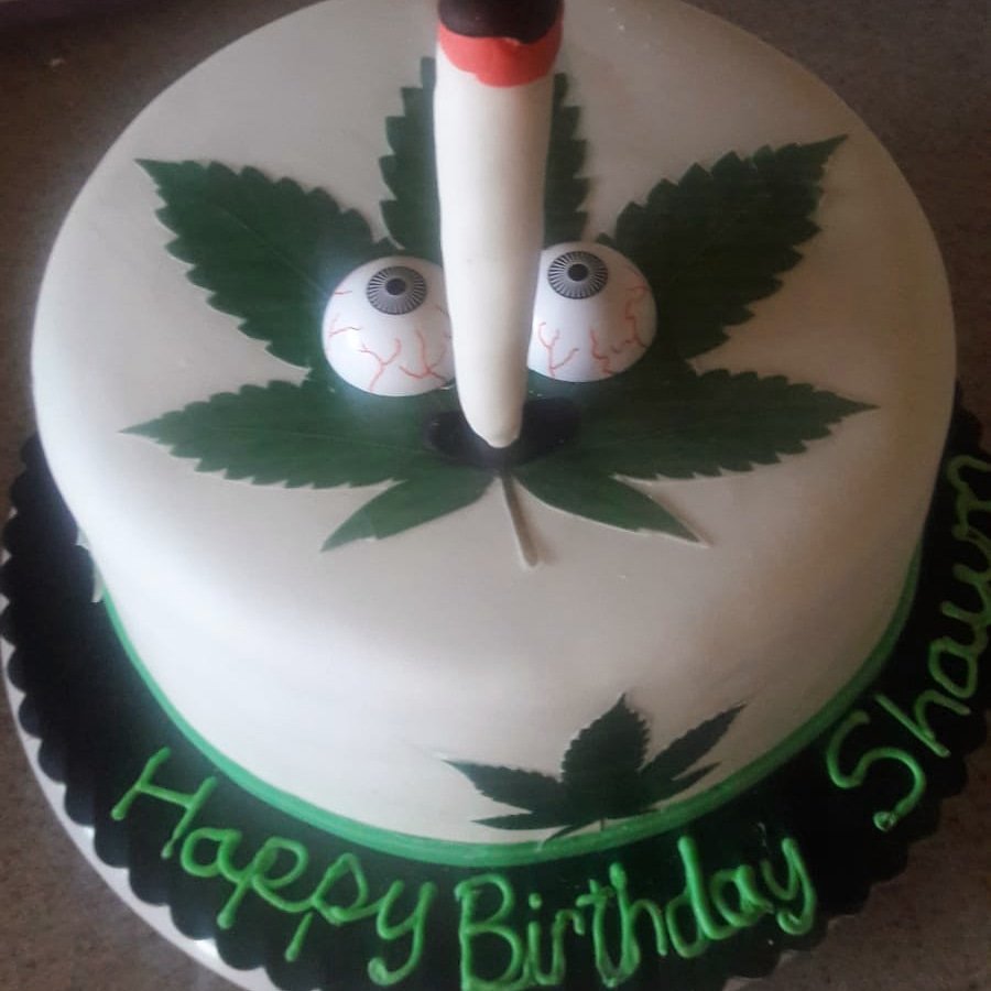 DIsBakeryCater's tweet photo. Happy happy birthday 🎂🌬🤗
We make cakes for big boys too 😜
#DelightfullyDelicious
#ChefSampson #baker #foodie #cake #cakeart #cakelove #iced #fondant #leaf #green #howhigh #howhappy #delicious #yum #nomnom #nofilter #tbt https://t.co/fIA7GqBm7U