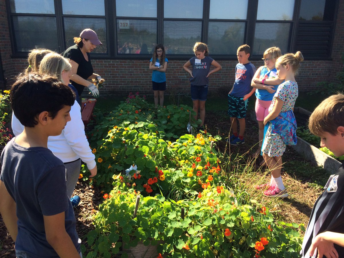 Creekside205's tweet photo. Kitchen Garden flex class...tasting raspberries and nasturtiums! https://t.co/WxCakj3uzk