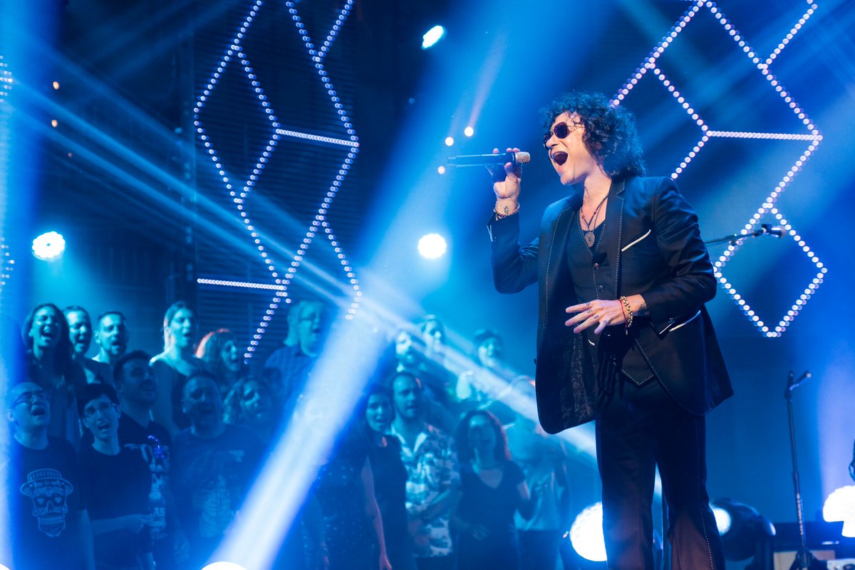 LaHoraMusaTVE's tweet photo. "¡Qué alegría poder hacer música en directo en televisión, parecía que no iba a ocurrir nunca más", dice @bunburyoficial. Y el público aplaude. Que POR CIERTO: ¡VAYA PÚBLICO! #LaHoraMusa2 @la2_tve https://t.co/pek2FlNbgD