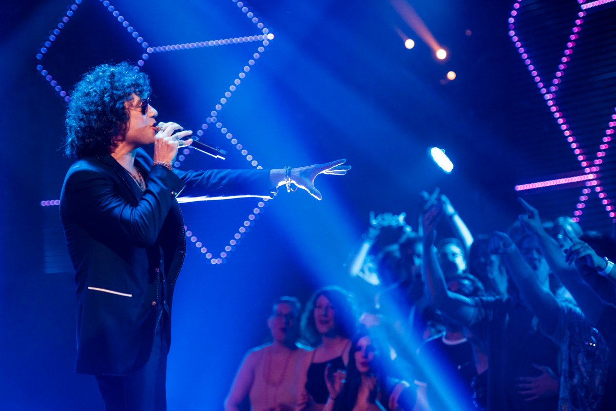 LaHoraMusaTVE's tweet photo. "¡Qué alegría poder hacer música en directo en televisión, parecía que no iba a ocurrir nunca más", dice @bunburyoficial. Y el público aplaude. Que POR CIERTO: ¡VAYA PÚBLICO! #LaHoraMusa2 @la2_tve https://t.co/pek2FlNbgD