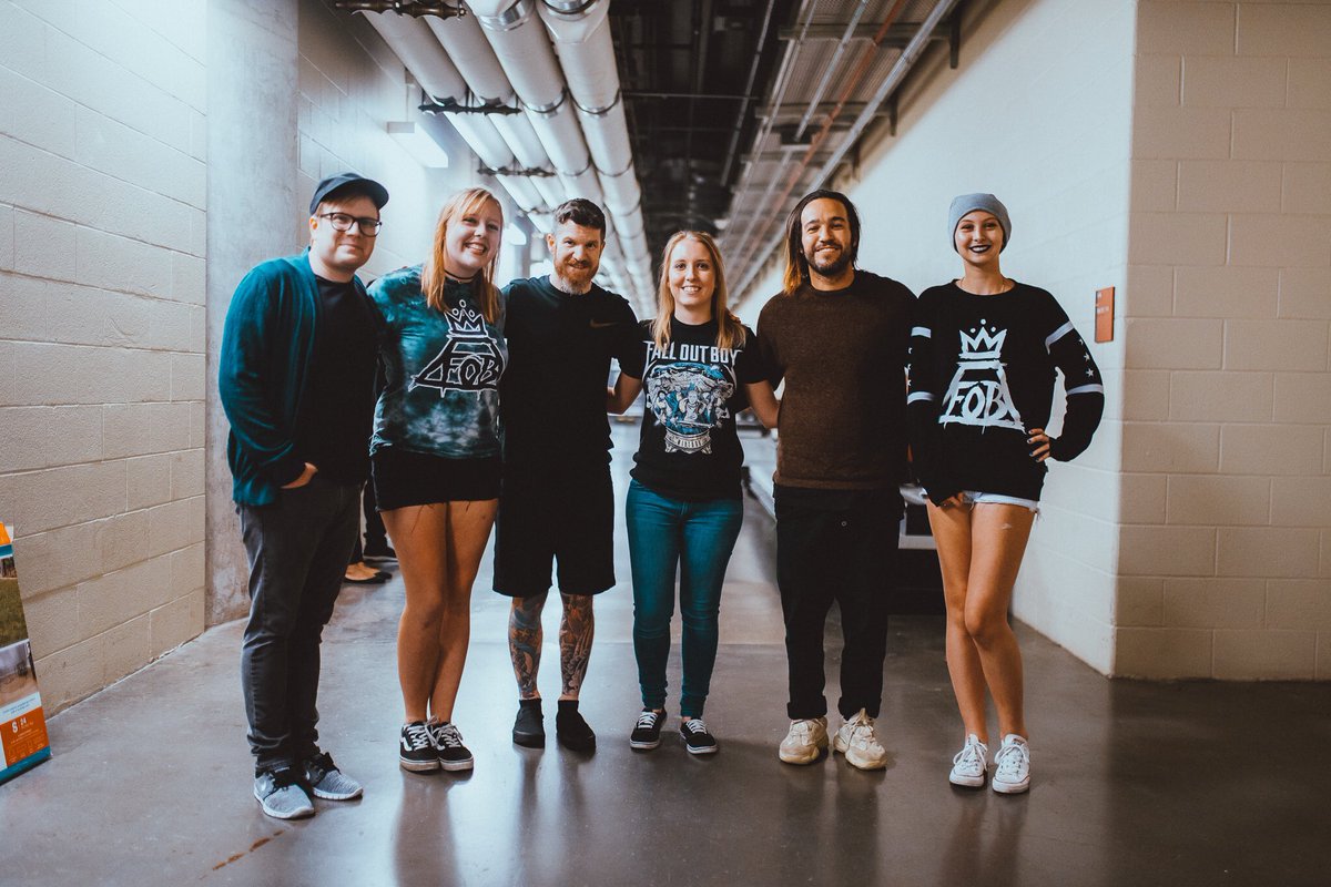 JordanVuick_'s tweet photo. Finally got the pictures from meeting FALL OUT BOY 🤗😬 I love them 😍
@falloutboy @PatrickStump @hurleyxvx @petewentz https://t.co/uEDPcKhc6j