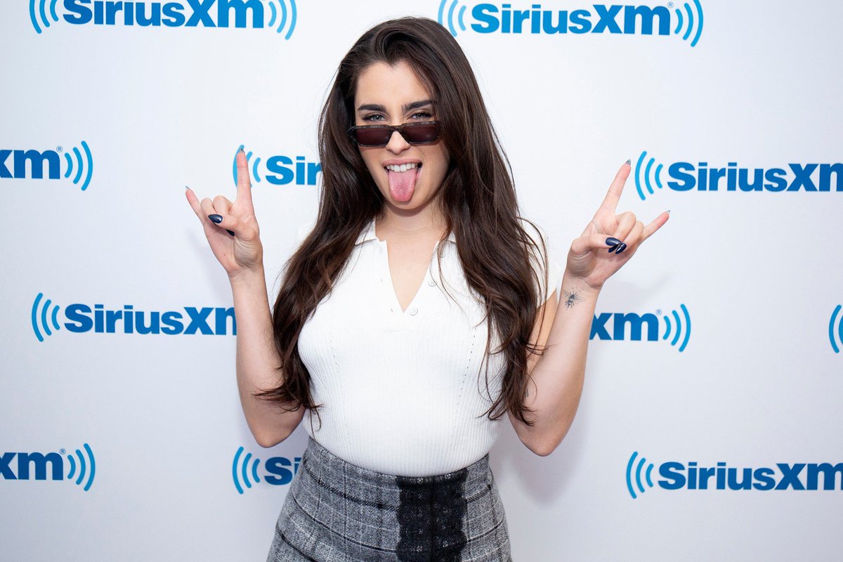 Luego de un mes de total desaparición por problemas personales, me alegra decir que he vuelto con ganas de quedarme y llegar a los primeros puestos con mi música.