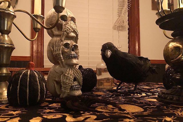 HonestOctober's tweet image. From @caro_bear
・・・
Halloween is without a doubt my favorite. It’s also typically an incredibly busy month for us and for the last few years, that’s meant decorating for Halloween has suffered. So tonight, I went all in decorating my kitchen table an… ift.tt/2Qzvrjk