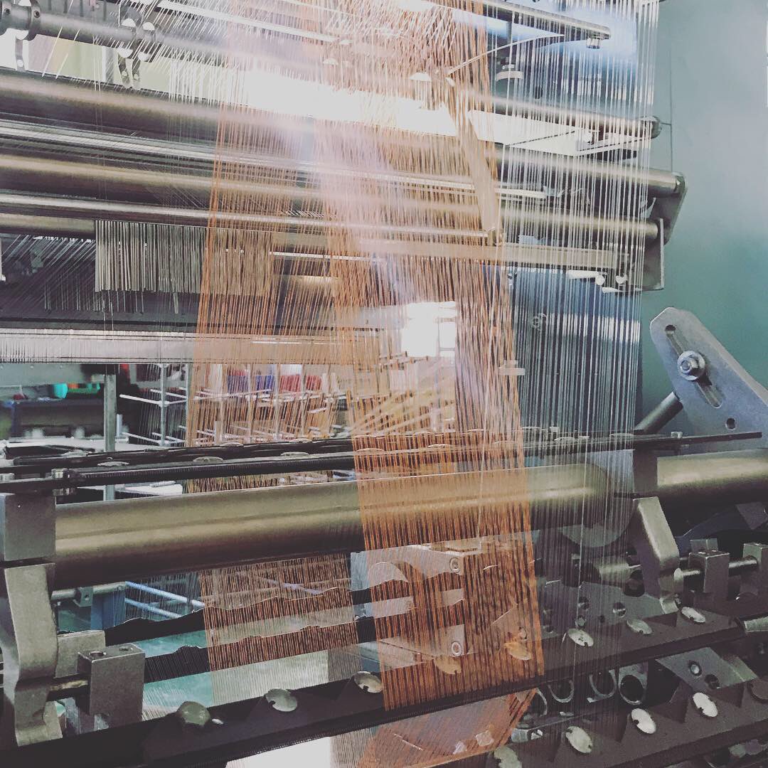 jessicafzc's tweet photo. Hoy ha sido un primer día explorando sobre la construcción téxtil, la industria programable y como los materiales son base para los tejidos técnicos con propiedades dinámicas y avanzadas. #Máster en ingeniería @ElisavaBCN #elisava_MEDI #elisava #engineering #design #materials https://t.co/73EnLtHvvX