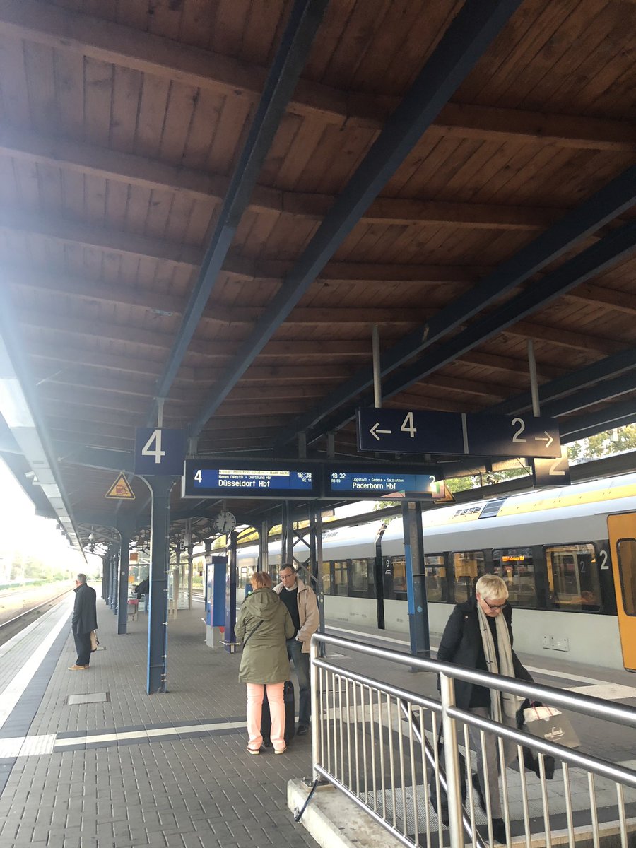 Manchmal bemerkt man ja grosse Momente spät. Bin heute pünktlich mit dem Zug 🚂 angekommen. Einfach so. Keine Durchsage, kein Feuerwerk. Das erste mal seit 3,5 Monaten. 🙏