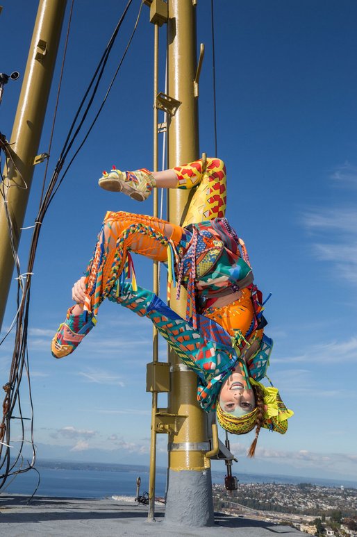 The incredible artists of <a href="/Cirque/">Cirque du Soleil</a>'s  #VOLTA paid a visit to the recently renovated <a href="/space_needle/">Space Needle</a>, and got a chance to show off their skills at 600 feet in the air! 😱🤩👏

📷: Saskia Potter