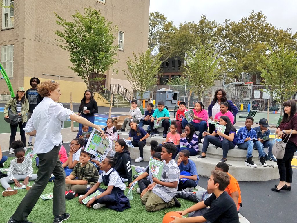 AMBichotte's tweet photo. Community #playground in #Flatbush update: Students from #PS152/315 @tpl_org @District22BKNY & I took a trip to #IS581 2 experience what our playground can look like #basketball #soccer #publicart #trackandfield #communitygardens @DitmasCivic @JumaaneWilliams @SenatorParker https://t.co/sBZadLTgS6