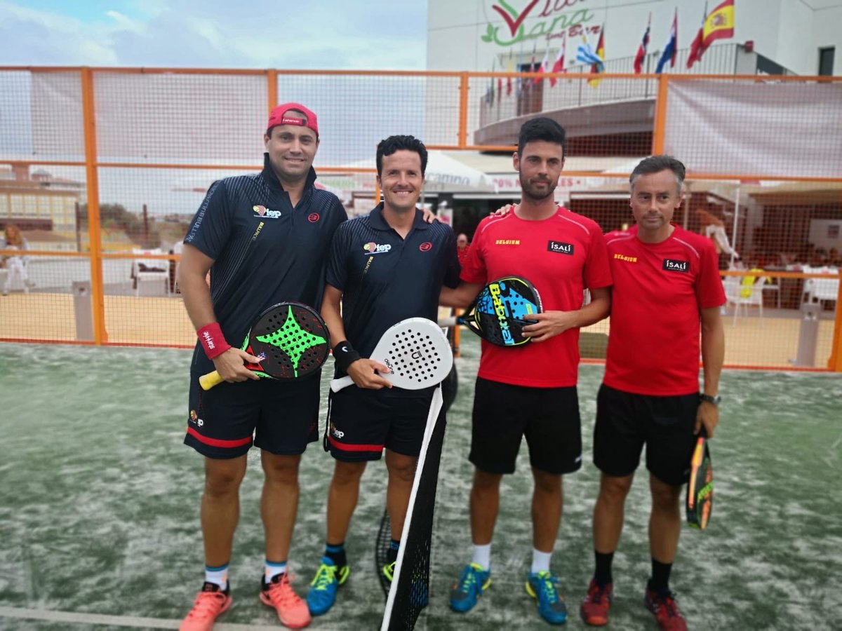 padelfederacion's tweet photo. 🗣Palabra de Jon
La gestión del grupo, mediante la charla inicial, ayuda a sus jugadores a entrar en pista más encaminados a la victoria
Bravo @Jon_G_Arino y su selección
ESP 🇪🇸 5 / BEL 🇧🇪 0
Acta al finalizar el enfrentamiento ante Belgica 🇧🇪 👇
#SeniorsWCPadel2018 #padel https://t.co/fgrhFtx5UJ