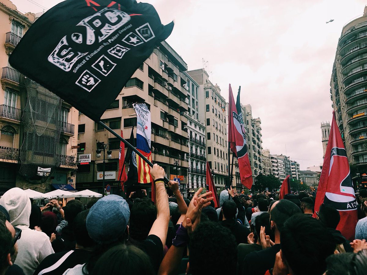 sepc_uv_'s tweet photo. Recull d'imatges de la manifestació d'aquesta vesprada a València. No han passat!!! #9dOctubre #Nohanpassat #ValènciaAntifeixista https://t.co/xRGZhJf63e