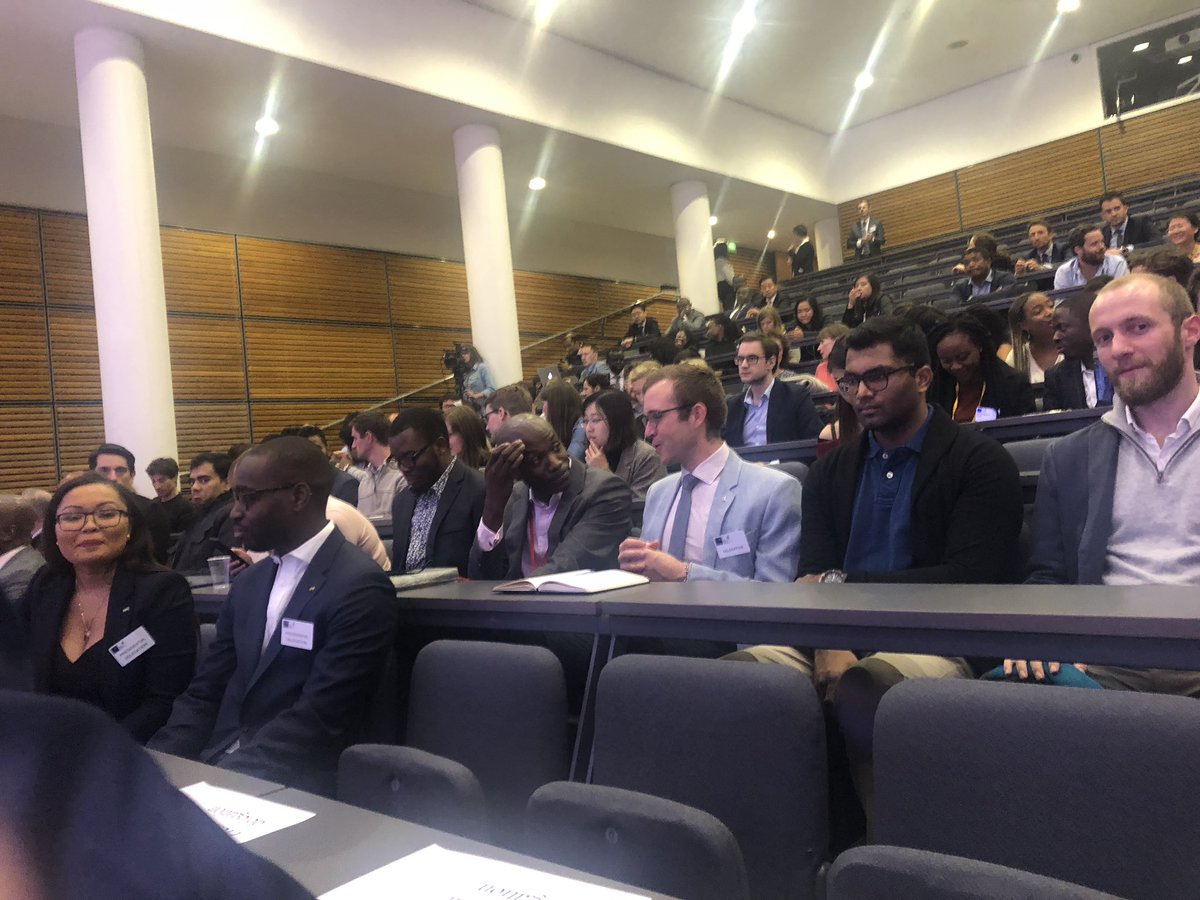 ImmongaultR's tweet photo. Le Président de la République, Chef de l’Etat a échangé avec les étudiants de la Saïd Business School de l’Université d’Oxford, avec comme modérateur le Pr Wale Adebanwi. Le Modérateur et les étudiants étaient très  impressionnés par la richesse et les analyses innovantes du PR. https://t.co/SdetN14D83