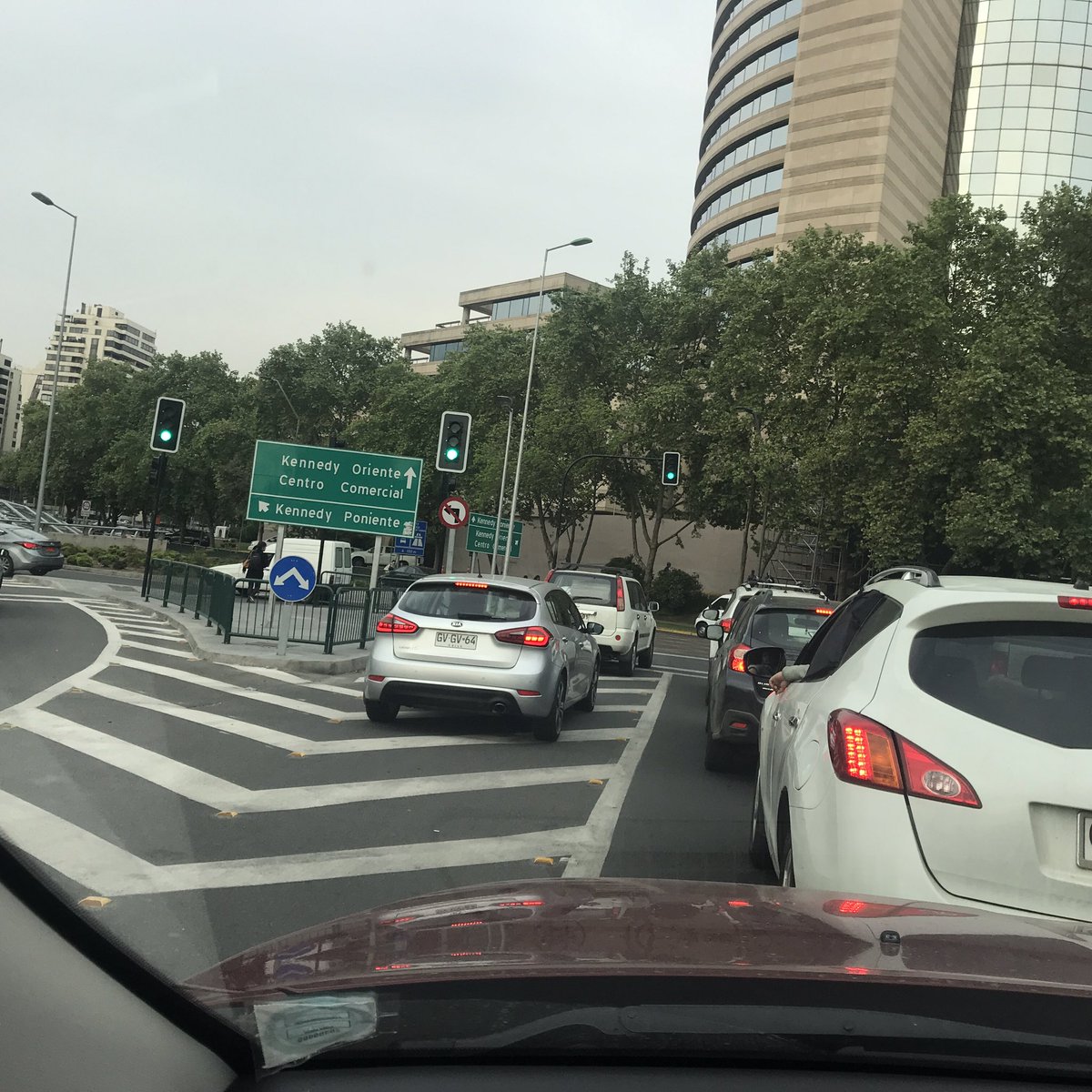 mafellen's tweet photo. Deberia haber camaras que multen a los patudos que adelantan por el lado y se saltan la fila @JoaquinLavin. Esto es en vespucio entrando a Kennedy. https://t.co/i289cFhxpL