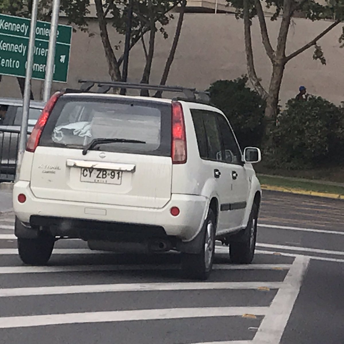 mafellen's tweet photo. Deberia haber camaras que multen a los patudos que adelantan por el lado y se saltan la fila @JoaquinLavin. Esto es en vespucio entrando a Kennedy. https://t.co/i289cFhxpL
