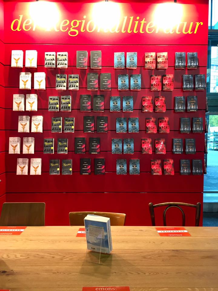 Lisagrafrie's tweet photo. Morgen geht's los: @Book_Fair Frankfurter Buchmesse. Stand aufgebaut, Verleger fertig, aber glücklich, Bücher top präsentiert @Emons_Verlag https://t.co/oMyJOAnHpZ