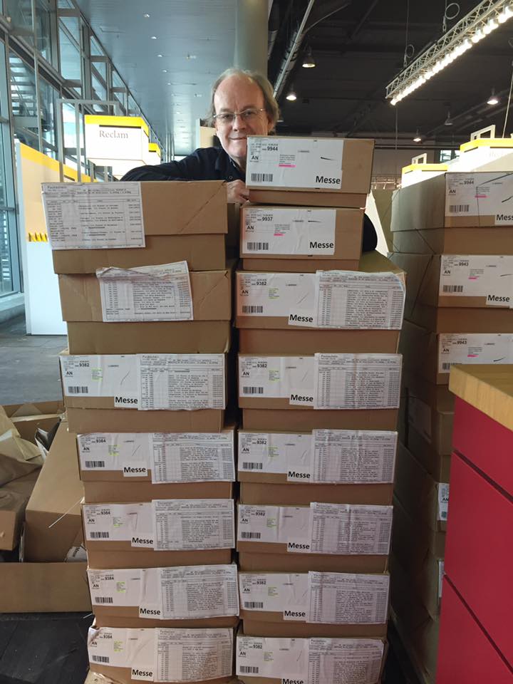 Lisagrafrie's tweet photo. Morgen geht's los: @Book_Fair Frankfurter Buchmesse. Stand aufgebaut, Verleger fertig, aber glücklich, Bücher top präsentiert @Emons_Verlag https://t.co/oMyJOAnHpZ