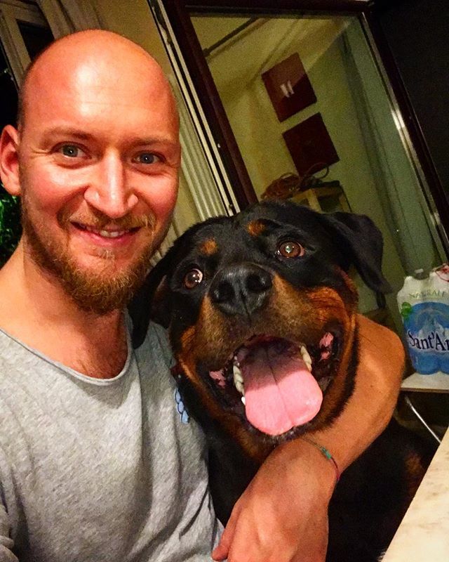 SimoneViarengo's tweet photo. Una rara foto di un 🐻 che abbraccia un 🐕. Chi è più pirla ... io o Kaos...#rottweilers #rottweiler #rottweilers_of_instagram #rottweilerlove #rottie #rottiesofinstagram #me #dog #dogsofinstagram #relaxing #tuscany #cane #sefie #dogselfie #love #happy… https://t.co/FgkYC2W1pz https://t.co/8MQpk8J58f