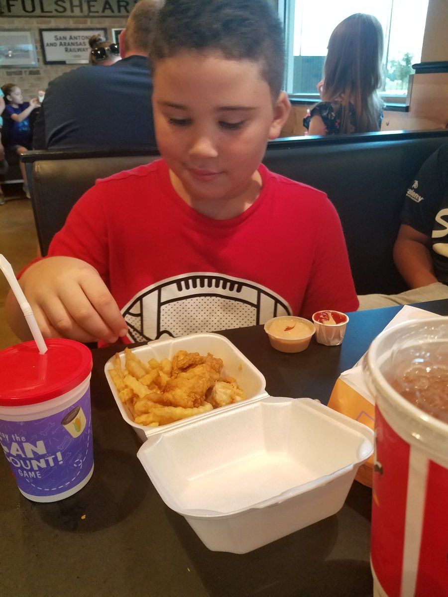 BeattyKara's tweet photo. ACE Spirit night at Cane's! #ACEcubs https://t.co/MZkMKmqrBK