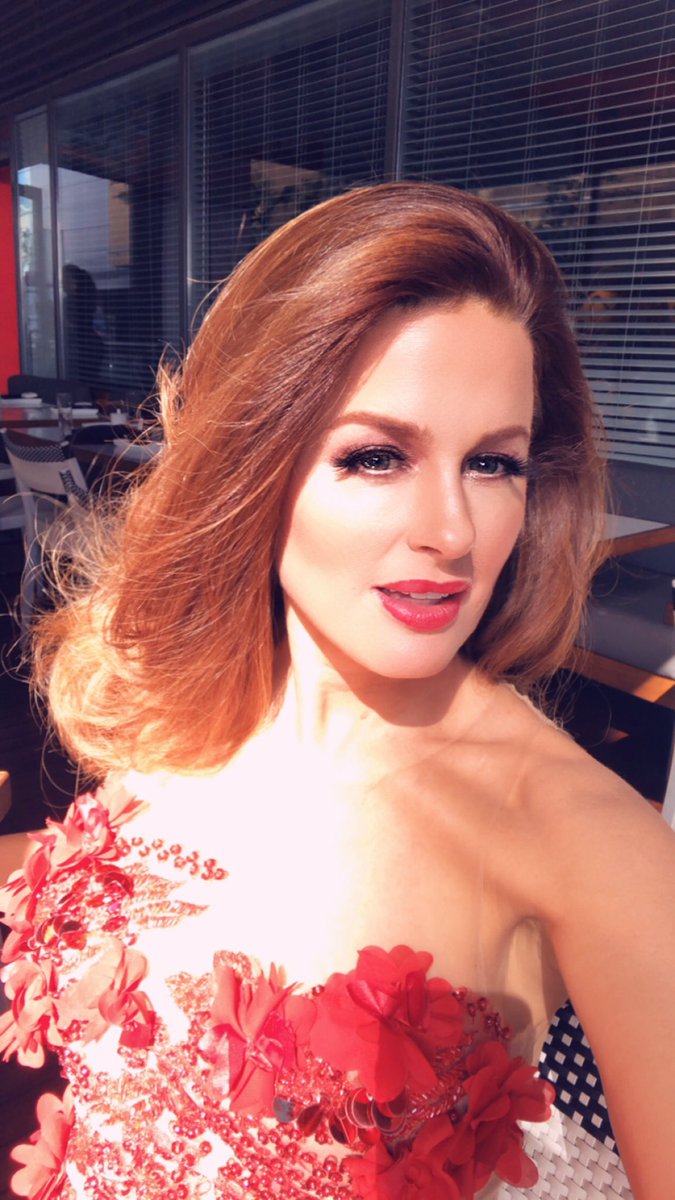 hilaryroberts's tweet photo. Lady in red. 💋❤️ #AMAs #redsongbird https://t.co/qooLWXmywi