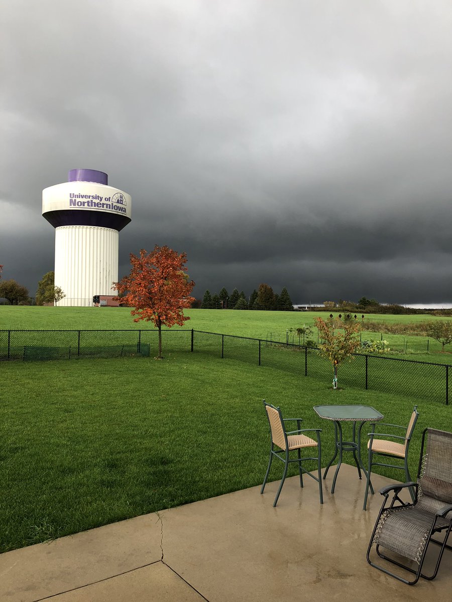 Shellyhanson1's tweet photo. Looking stormy in CF. @WXSchnack https://t.co/VJrbhZg7s7