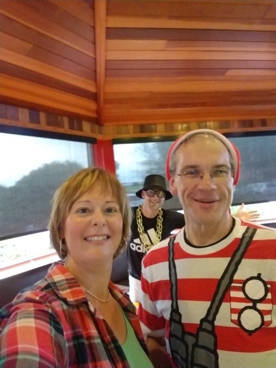 lowdub19's tweet photo. Who's that photo bomber?!? @HRATYOURSERVICE #lvrgfunaf https://t.co/Kmr9SCQqMI