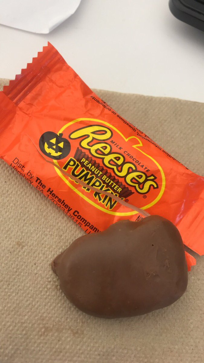 lisaleesahh's tweet photo. Check out this perfectly shaped pumpkin 🎃 from @reeses https://t.co/xkqg6vavfW