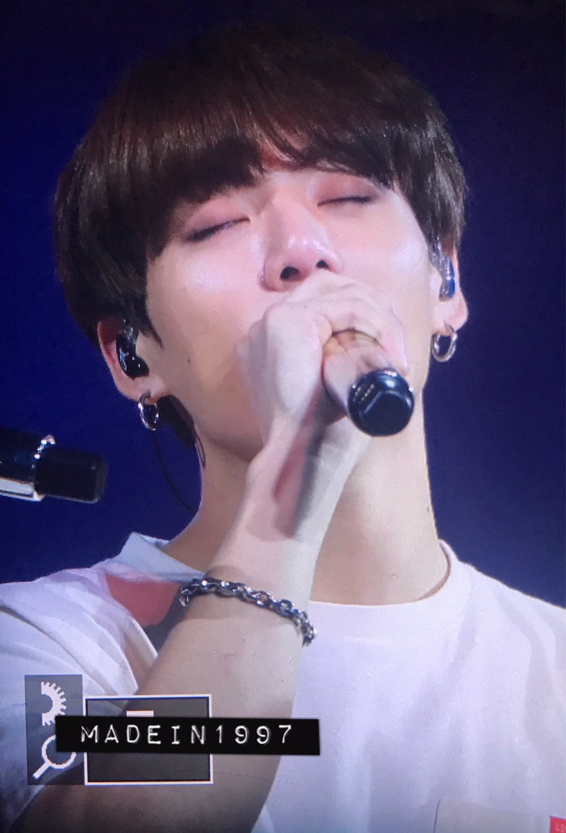 madein1997_jk's tweet photo. 181009 LYS London #정국 #방탄소년단 #BTS⁠ ⁠ @BTS_twt 멤버가 하나둘셋 다 같이 정국아 사랑해 외쳐달라고 할때 너무 울컥ㅠㅠㅠㅠㅠㅠㅠ 맘 아파 공연을 얼마나 같이 하고 싶었을까ㅠㅠㅠㅠㅠㅠㅠㅠㅠㅠㅠ https://t.co/xkPsOVxwVJ
