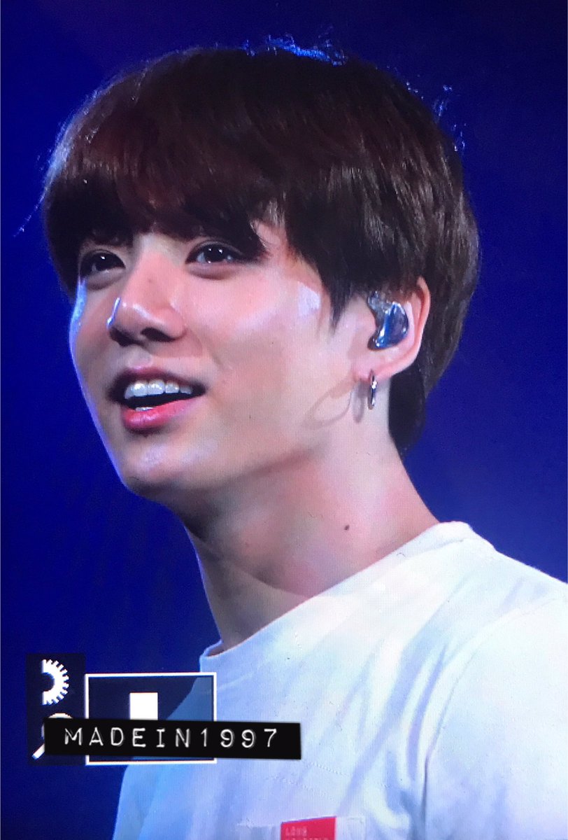 madein1997_jk's tweet photo. 181009 LYS London #정국 #방탄소년단 #BTS⁠ ⁠ @BTS_twt 멤버가 하나둘셋 다 같이 정국아 사랑해 외쳐달라고 할때 너무 울컥ㅠㅠㅠㅠㅠㅠㅠ 맘 아파 공연을 얼마나 같이 하고 싶었을까ㅠㅠㅠㅠㅠㅠㅠㅠㅠㅠㅠ https://t.co/xkPsOVxwVJ