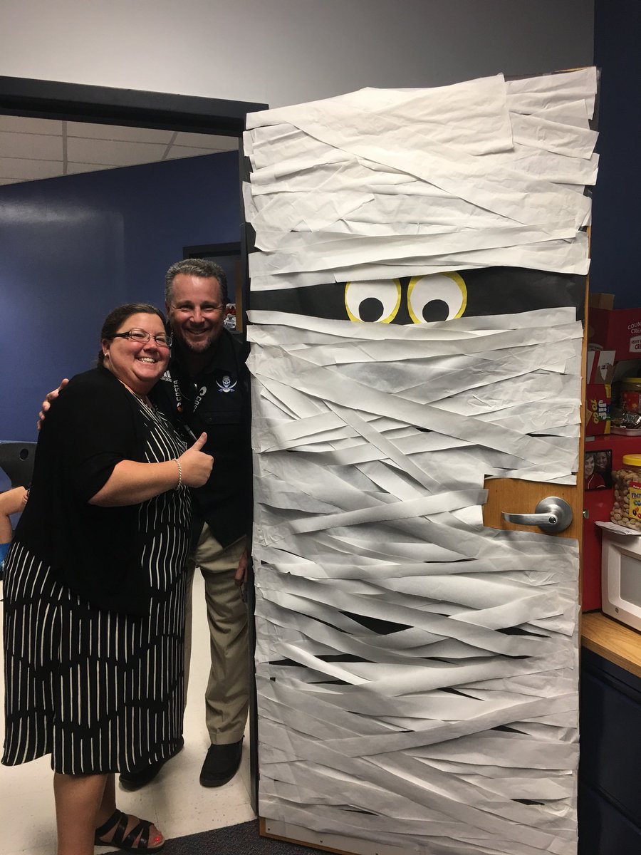 KeyClubMatanzas's tweet photo. Key Club is still selling fall/Halloween doors for $10! Email Mrs. Summerlot for more information! Help us go to DCON! 🎃🍂 #keyclubmatanzas #flkcdcon2019 https://t.co/nhbmelSUGS