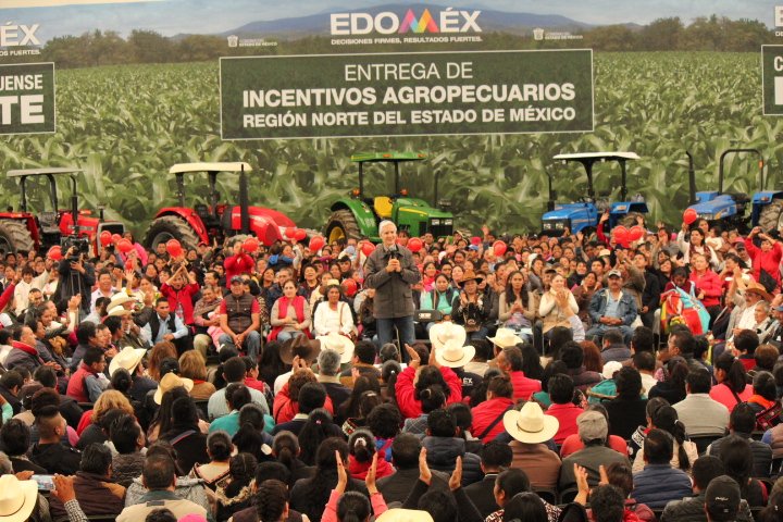 CNCEdodeMex's tweet photo. Más de 54millones de pesos es la inversión de nuestro Gobernador @alfredodelmazo quién entregó a campesinos y mujeres productoras de norte del #Edoméx proyectos productivos que mejoran y emprenden la tierra y el corazón mexiquense @Edgar_CastilloM @DarioZacariasC @SEDAGROedomex https://t.co/nQkuN3S7tZ